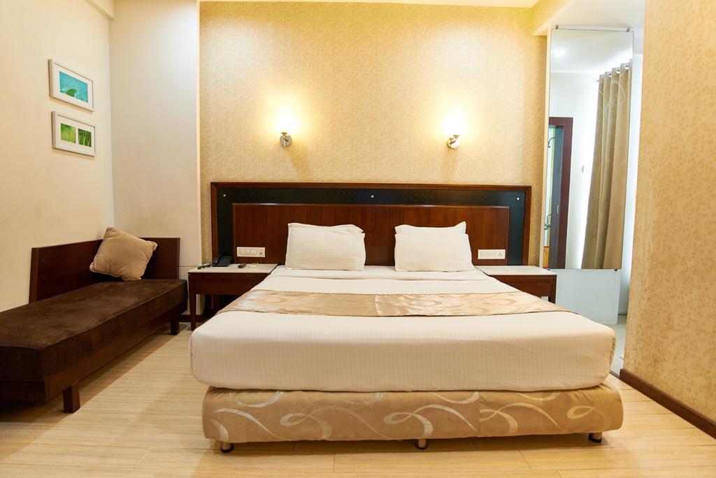 Hotel Sai Mahal Ширди Екстериор снимка